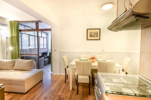 Apartments Villa Vesna Podgora - Cdm05026-dyd