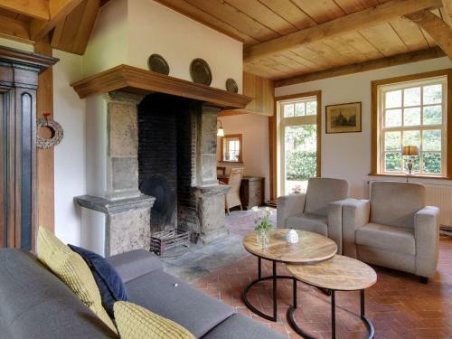 Apartamentos Cozy Farmhouse In Enschede With Terrace