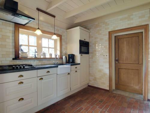 Apartamentos Cozy Farmhouse In Enschede With Terrace