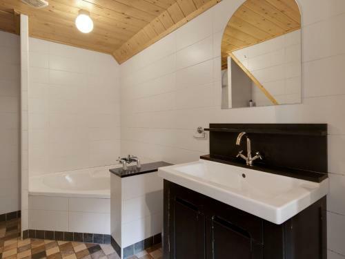 Apartamentos Cozy Farmhouse In Enschede With Terrace