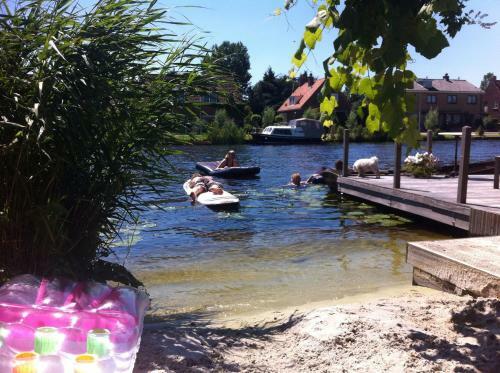 B&B Houseboat Between Amsterdam Windmills
