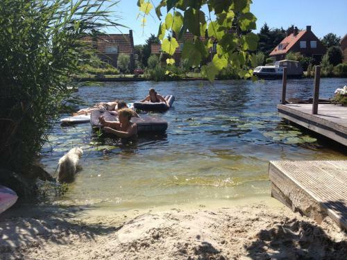 B&B Houseboat Between Amsterdam Windmills