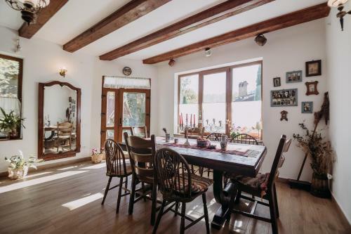 Hostal Casa De Sub Munte