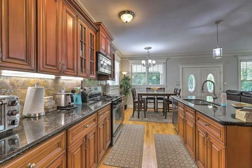 Southern-style Home In East Point With Deck!