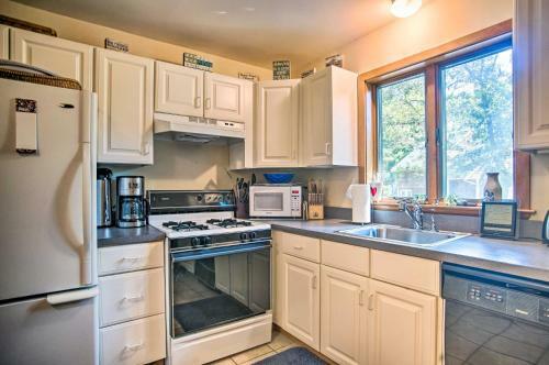 Vineyard Gem Less Than 2 Mi To Beach And Oak Bluffs!