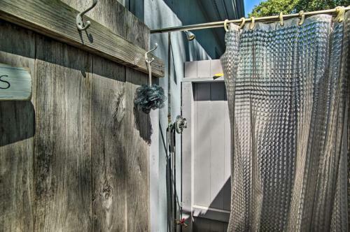 Vineyard Gem Less Than 2 Mi To Beach And Oak Bluffs!