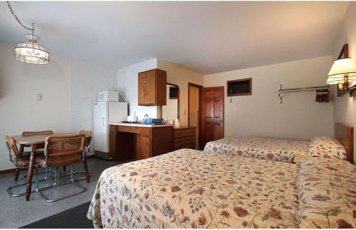 Dolphyn Motel