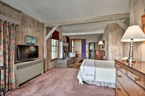 Waterfront Skaneateles Lake Home With Beach!