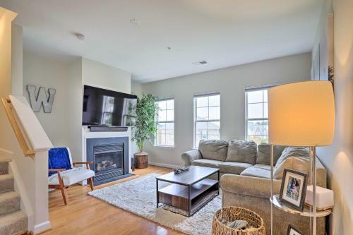 Chic Ashburn Townhome With Balcony, Pool Access