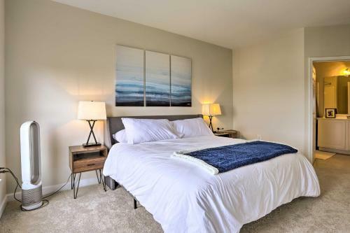 Chic Ashburn Townhome With Balcony, Pool Access