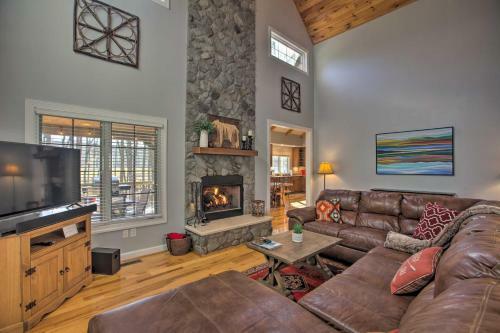 Spacious Wintergreen Resort Home With Hot Tub!