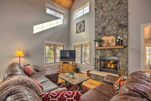 Spacious Wintergreen Resort Home With Hot Tub!