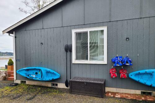 Waterfront Allyn Home With Fire Pit And Backyard!