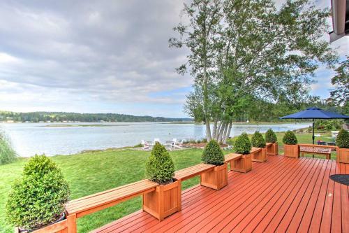 Waterfront Allyn Home With Fire Pit And Backyard!