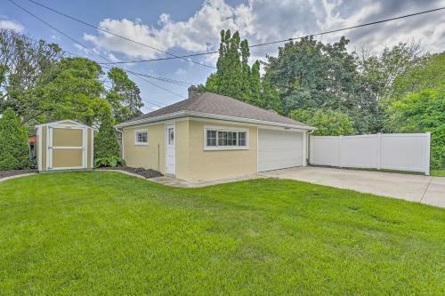 Central Green Bay Home, 3 Mi To Lambeau Field