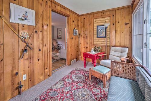 Central Green Bay Home, 3 Mi To Lambeau Field