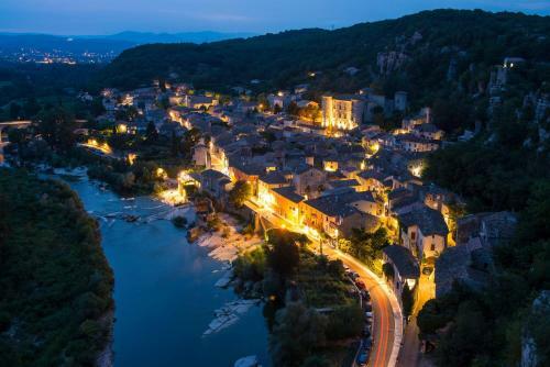 Roulottes Et Cabanes De Saint Cerice