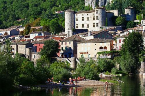 Roulottes Et Cabanes De Saint Cerice