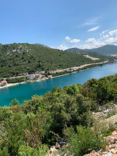 Apartmani Spaji? Duboka