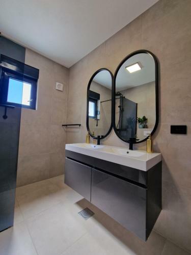 Luxury Panorama Villa, For 21 Person In Omis