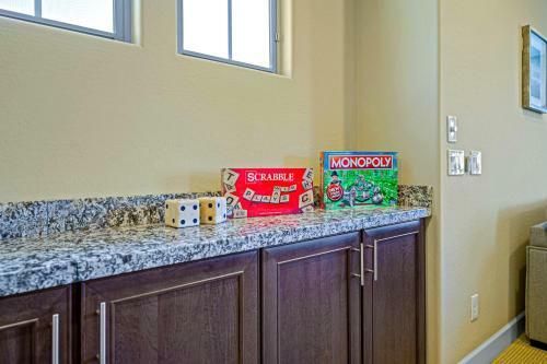 Chandler Lakefront Vacation Home - Sleeps Up To 18