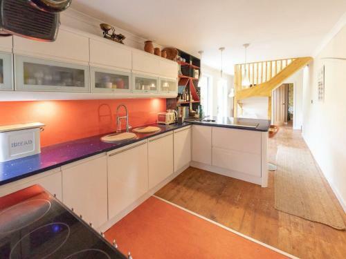 Tranquil 3 Bedroom, Village Home + Hobbit Hut