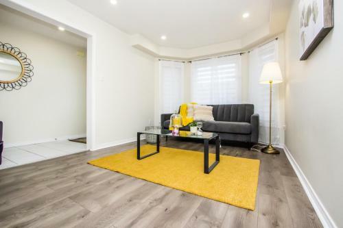 Cheerfull 3-bedroom Home In Newmarket