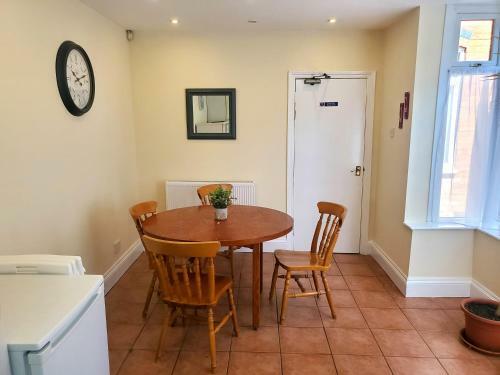 Spacious 4 Bedroom Edwardian Home Close To Station