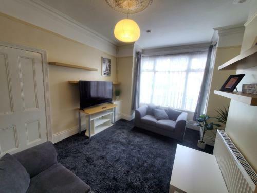 Spacious 4 Bedroom Edwardian Home Close To Station