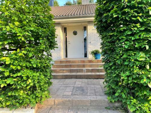 Rymlig Villa Med N�rhet Till Tyl�sand Och Halmstad Gk