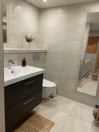 Rymlig Villa Med N�rhet Till Tyl�sand Och Halmstad Gk
