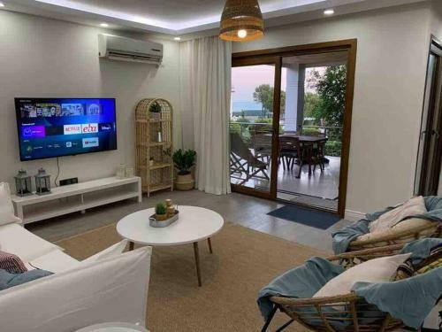 Villa Peaceful Sea Front. 3 Bedrooms House W/ Basement.