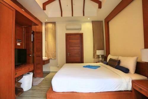 Three-bedroom Pool Villa Only 250m From The Beach