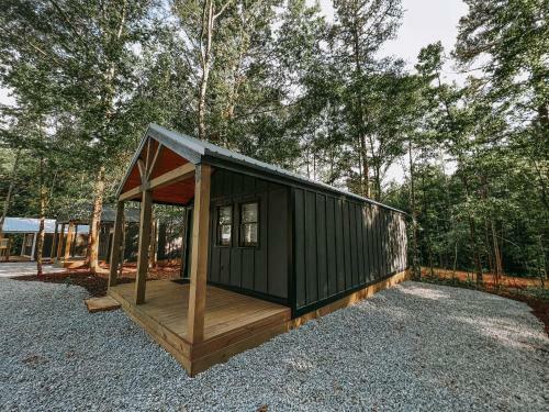 Adorable Studio Style Cabin Located Minutes From Lake Hartwell