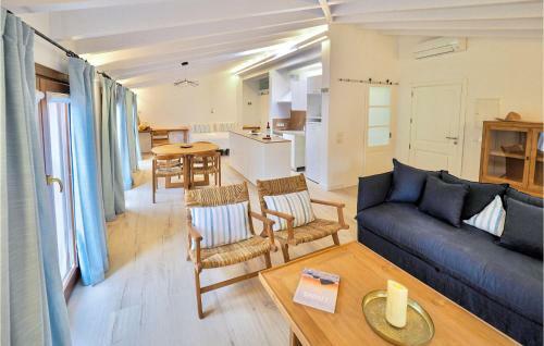 Stunning Apartment In Pollen�a With Wifi And 1 Bedrooms
