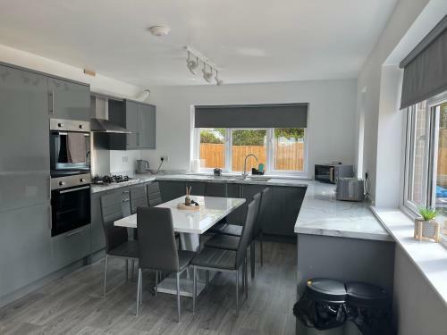 Stunning Modern 6-bedroom House All With En-suite