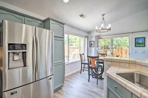 Family Reno Home With Spacious Yard And Fire Pit