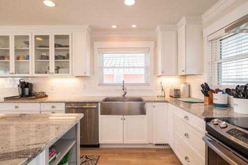 A Sea View Cottage By Oak Island Accommodations