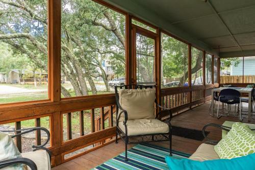 Beach Happy By Oak Island Accommodations