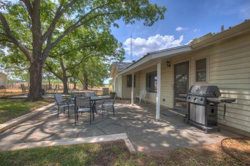 Cozy Combo! Fire Pit, Bbq, Ping Pong And Cornhole!