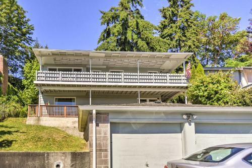 Scenic Bremerton Getaway With Spacious Deck!