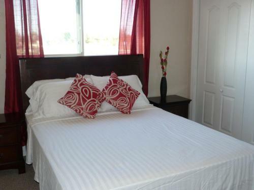 Two-bedroom Townhouse Near Coral Harbour Beach