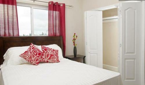 Two-bedroom Townhouse Near Coral Harbour Beach