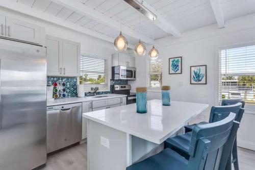 Flamingo Villas C Upstairs - Beautiful Beach Bungalow With Pool
