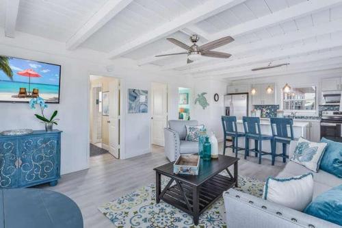 Flamingo Villas C Upstairs - Beautiful Beach Bungalow With Pool