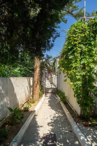 Cozy House With Flowery Courtyard In Notable Location
