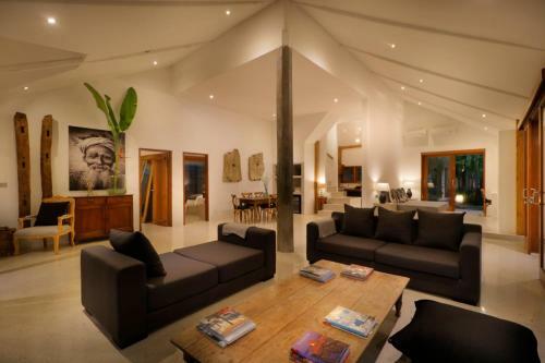 Amazing Villa With Pool And Huge Lawn