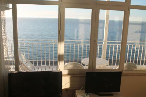 J.r Apartment In The Sea