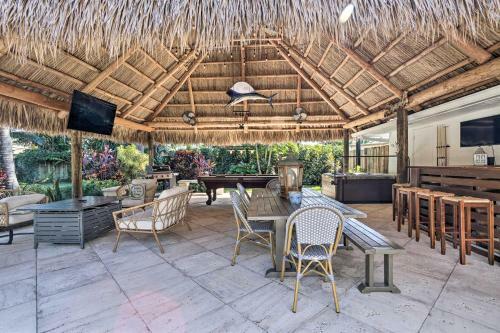 Tropical Palm Beach Escape With Outdoor Paradise!