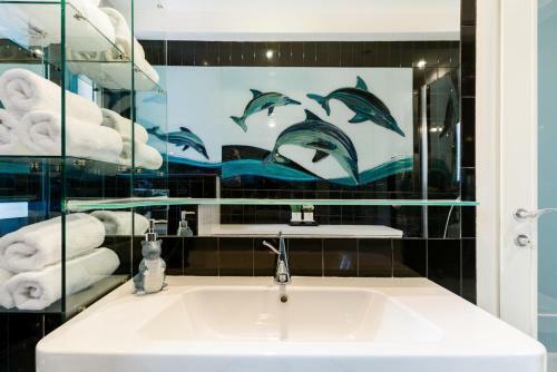Sunny Seafront Apartment Dolphin